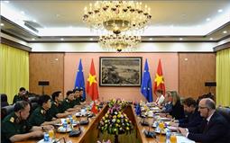 Bộ trưởng Bộ Quốc phòng Ngô Xuân Lịch hội kiến Phó chủ tịch Ủy ban châu Âu